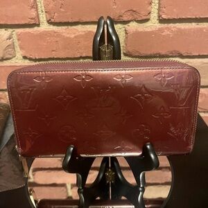 🔥Louis 🔥Vuitton🔥
Zippy patent leather wallet
Very good condition
Burgundy,